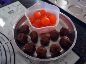 将红莲蓉分成18克一个，一共10个。