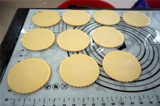 酥皮常温放置10分钟解冷至柔软状态。