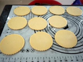 酥皮常温放置10分钟解冷至柔软状态。