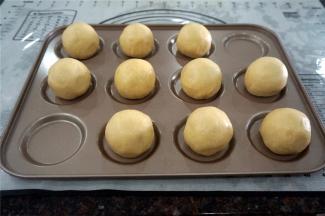 重复上述做法至全部酥饼包裹完毕。