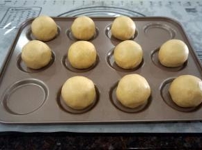 重复上述做法至全部酥饼包裹完毕。