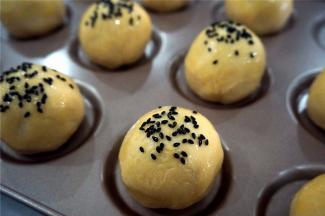 给每一个酥饼撒上少许黑芝麻。