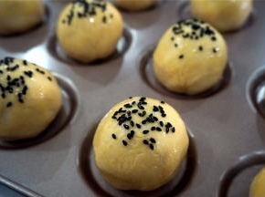 给每一个酥饼撒上少许黑芝麻。