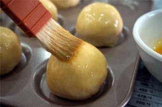 给每一个酥饼刷上一层蛋黄液。