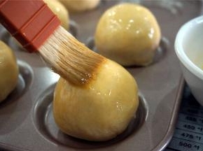 给每一个酥饼刷上一层蛋黄液。