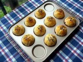 烤箱上火180度，下火165度，预热5分钟，然后入炉放置中层烤30分钟。入炉3分钟后取出再刷一层蛋黄液，然后重新放入，烤至时间结束，酥饼表面金黄即可。