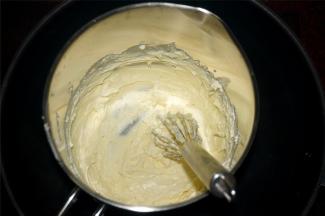 将软化了的芝士搅打至顺滑状态。