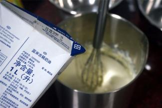 加入75克淡奶油，搅拌均匀。