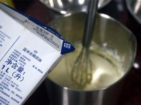 加入75克淡奶油，搅拌均匀。