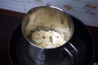 75克芝士隔热水软化。