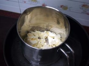 75克芝士隔热水软化。