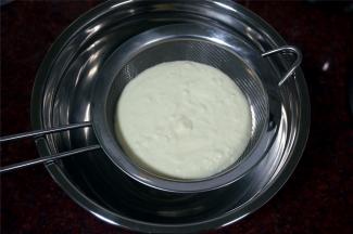 将芝士奶油糊过筛一次。