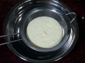 将芝士奶油糊过筛一次。