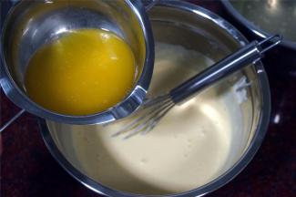 加入隔水融化了的19克黄油，拌均匀。