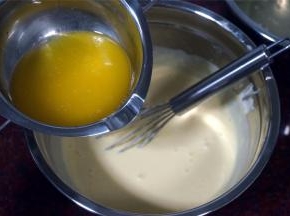 加入隔水融化了的19克黄油，拌均匀。