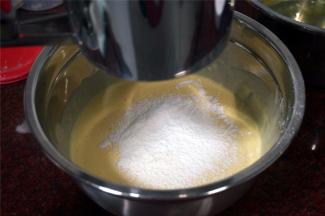 筛入13克低筋粉和10克玉米淀粉，并切拌成顺滑的状态，这就是蛋黄糊，放置一旁备用。