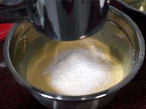 筛入13克低筋粉和10克玉米淀粉，并切拌成顺滑的状态，这就是蛋黄糊，放置一旁备用。