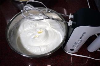 2个蛋白分两次加入共35克细砂糖，打发至大弯钩状态。