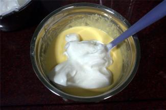 将蛋白糊与蛋黄糊切拌混合。