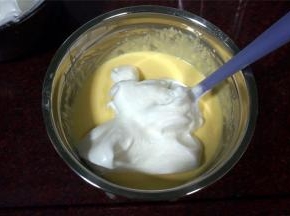 将蛋白糊与蛋黄糊切拌混合。