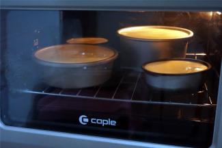 放入150度预热好的烤箱倒数第二层的烤架上，烤箱最底层放置一个装有热水的烤盘，湿浴烘烤60~70分钟，具体时间视烤箱脾性而定。