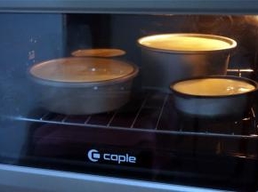 放入150度预热好的烤箱倒数第二层的烤架上，烤箱最底层放置一个装有热水的烤盘，湿浴烘烤60~70分钟，具体时间视烤箱脾性而定。