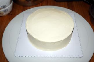 整体抹上一层打发了的淡奶油。