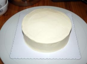 整体抹上一层打发了的淡奶油。