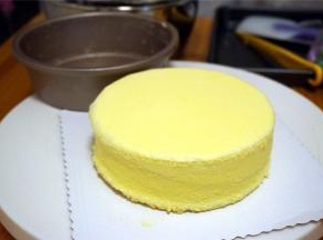 将蛋糕倒扣到蛋糕底托上。