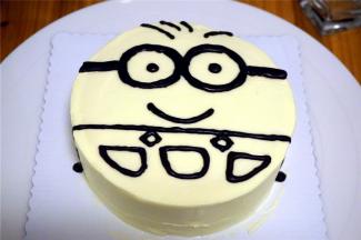 用融化了的巧克力绘画出小黄人的轮廓。