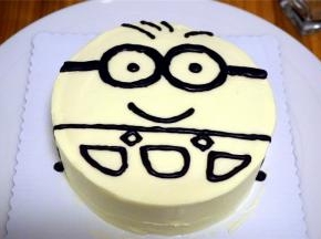 用融化了的巧克力绘画出小黄人的轮廓。