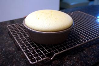 出炉后转移到冷却架上冷却，然后放入冰箱冷藏2个小时后裱花。