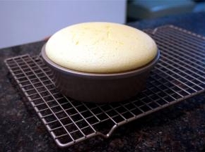 出炉后转移到冷却架上冷却，然后放入冰箱冷藏2个小时后裱花。