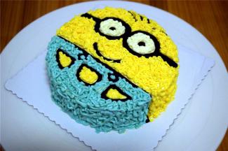 最后用剩下的淡奶油，分别调出蓝、黄色，以及白色，然后分别填色即可。