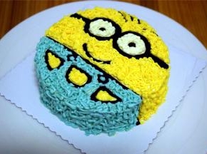 最后用剩下的淡奶油，分别调出蓝、黄色，以及白色，然后分别填色即可。