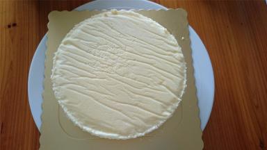 提前烤一个8寸的轻芝士蛋糕，并放冰箱冷藏2个小时以上备用。