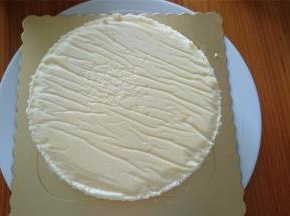 提前烤一个8寸的轻芝士蛋糕，并放冰箱冷藏2个小时以上备用。