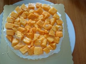 然后放上新鲜的芒果肉粒，尽量排满。