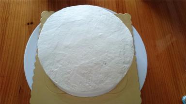 接着再填上奶油，整个蛋糕也要抹上奶油。抹好后放回冰箱冷藏着。接着转印卡通。