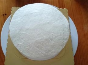 接着再填上奶油，整个蛋糕也要抹上奶油。抹好后放回冰箱冷藏着。接着转印卡通。