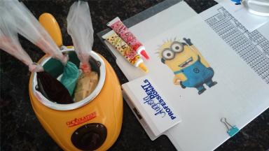 转印前先将图案用彩打下来，然后隔着一张透明转印胶纸开始转印。