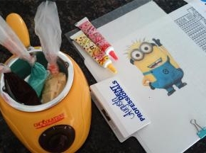 转印前先将图案用彩打下来，然后隔着一张透明转印胶纸开始转印。