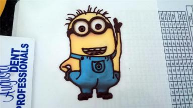 先用黑色巧克力描边，并填充黑色处。