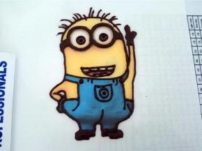 先用黑色巧克力描边，并填充黑色处。