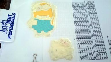 接着用黄色，蓝色的巧克力填充颜色。然后用白色巧克力再描一次图案的边沿以及整体填充，如图。画完后放入冰箱冷冻至硬即可。