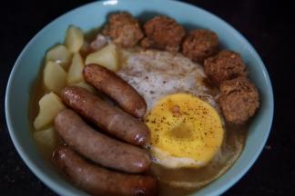 煮好得面装入碗中，依次放好土豆，肉丸鸡蛋还有烤好的香肠