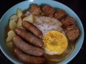 煮好得面装入碗中，依次放好土豆，肉丸鸡蛋还有烤好的香肠