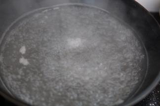 锅内放入适量清水