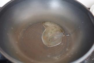 烧水的时候，我们可以准备煎鸡蛋，冷锅热油