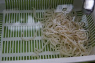 乌冬也放温水中化开，弄散